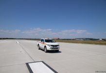 Автомобиль аэродромной службы на новой полосе в аэропорту Одесса