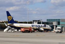 Пожарная машина рядом с самолетом Ryanair во время заправки топливом