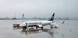 Самолет Ryanair на отдаленной стоянке в аэропорту, куда пассажиры идут пешком