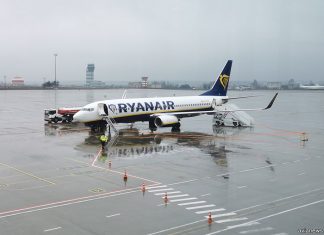 Самолет Ryanair на отдаленной стоянке в аэропорту, куда пассажиры идут пешком