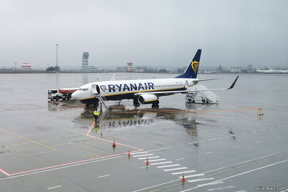 Самолет Ryanair на отдаленной стоянке в аэропорту, куда пассажиры идут пешком