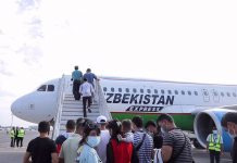 Пассажиры садятся в самолет Uzbekistan Airways Express