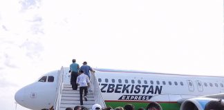 Пассажиры садятся в самолет Uzbekistan Airways Express