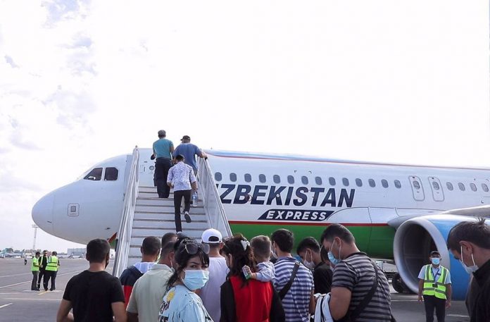 Пассажиры садятся в самолет Uzbekistan Airways Express