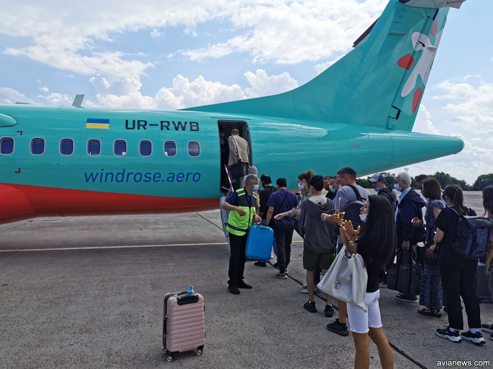 Пассажиры садятся в самолет ATR 72-600 "Розы Ветров"
