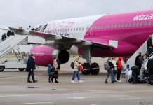 Пассажиры садятся в самолет Wizz Air