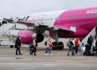 Пассажиры садятся в самолет Wizz Air