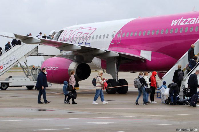 Пассажиры садятся в самолет Wizz Air