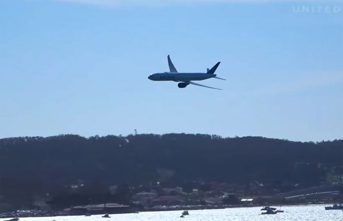 Boeing 777-300ER United Airlines во время показательного полета рядом с мостом Золотые Ворота