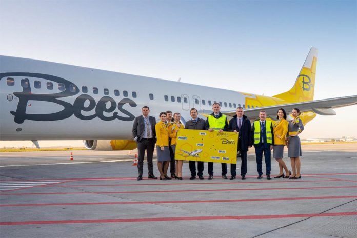 Карта маршрутов Bees Airline из Одессы на фоне самолета