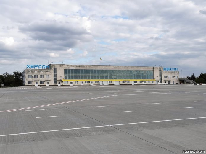 Терминал в аэропорту Херсон. Вид со стороны перрона