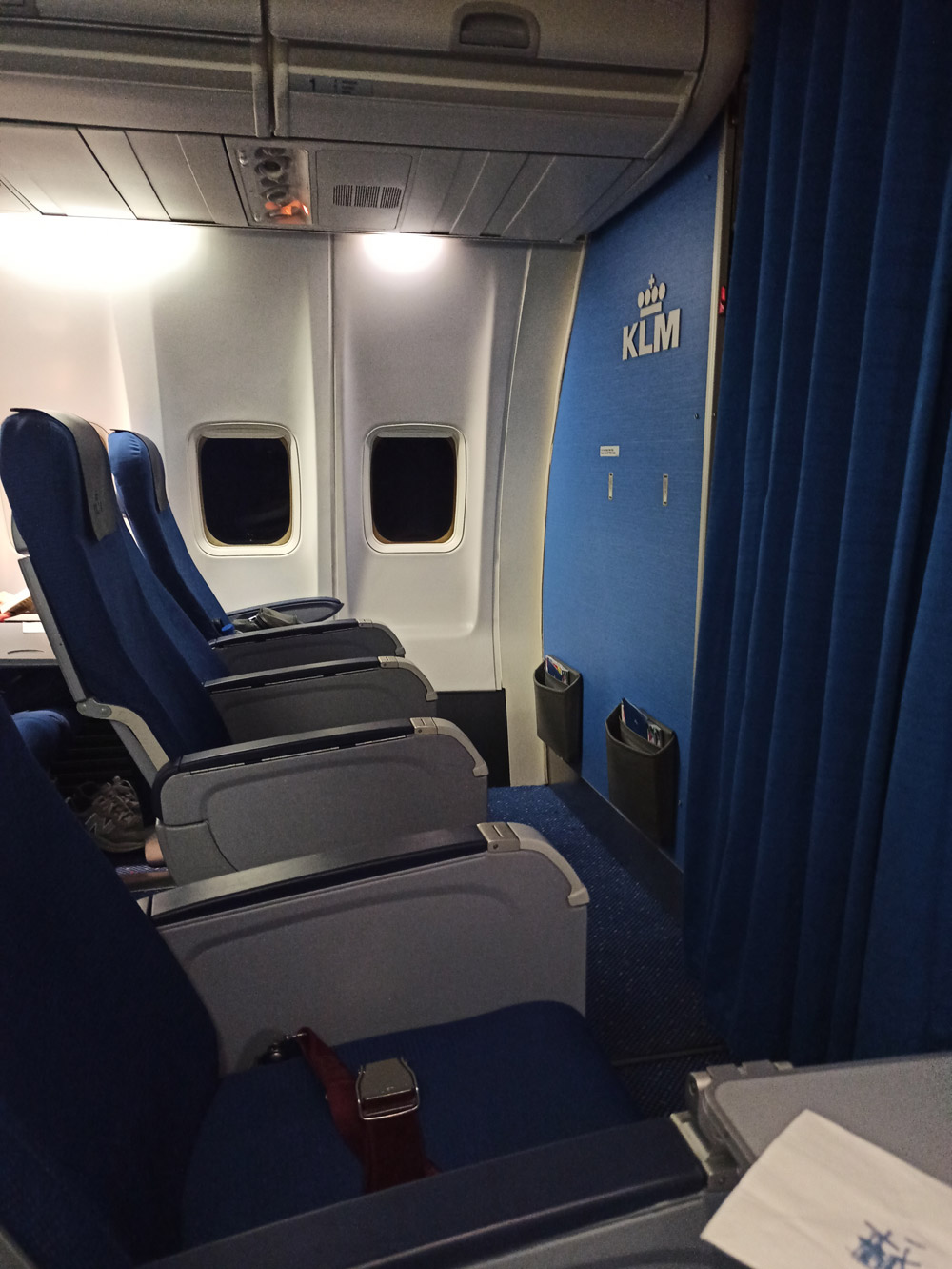 Первый ряд в Boeing 737-800 KLM. Отведен для пассажиров бизнес-класса