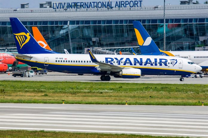 Самолет Boeing 737-800 в аэропорту Львов
