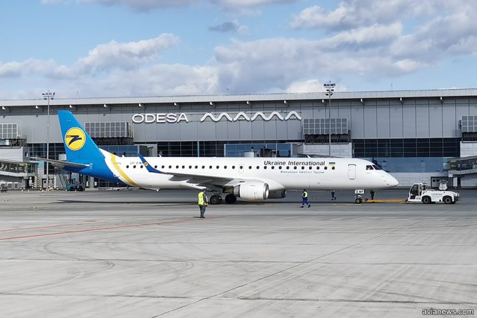 Embraer 195 МАУ в аэропорту Одесса