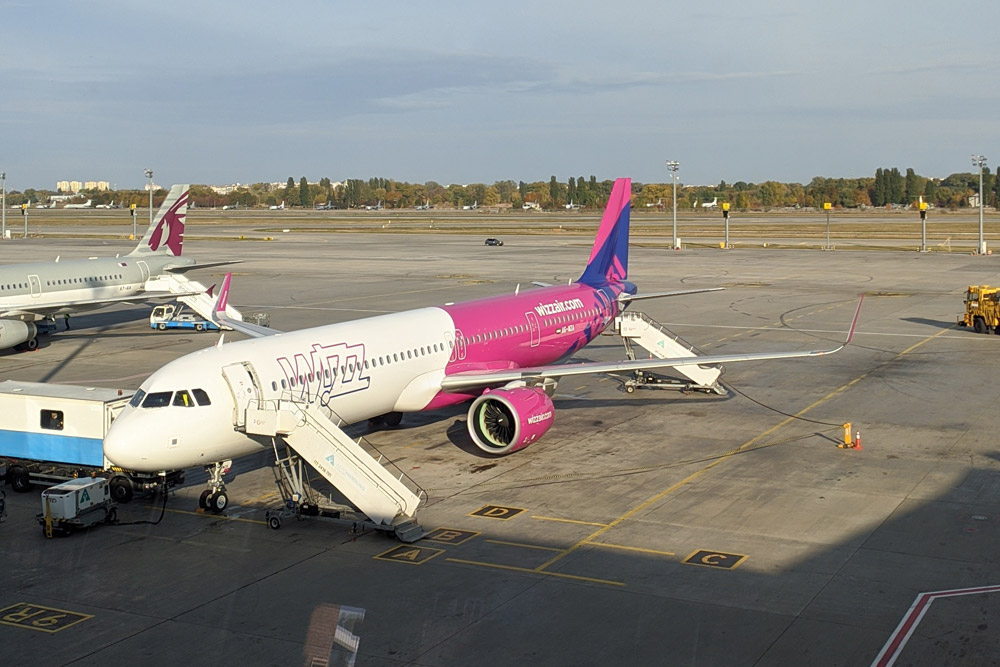 Самолет Wizz Air Abu Dhabi в аэропорту Борисполь