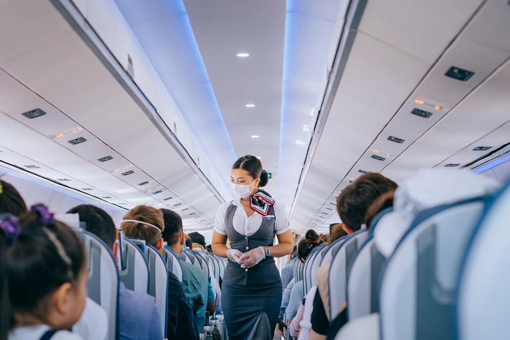 Бортпроводник Air Astana в маске и перчатках
