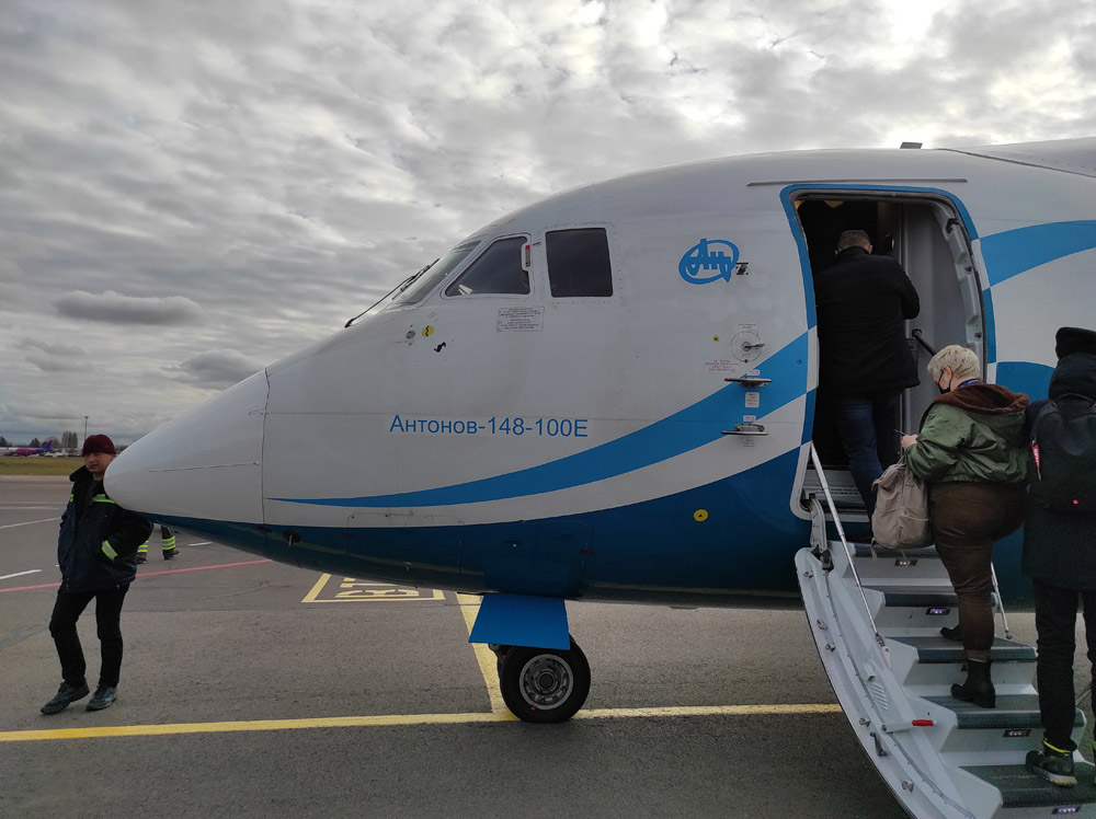 Посадка в Ан-148 выполняется через переднюю дверь со встроенным трапом