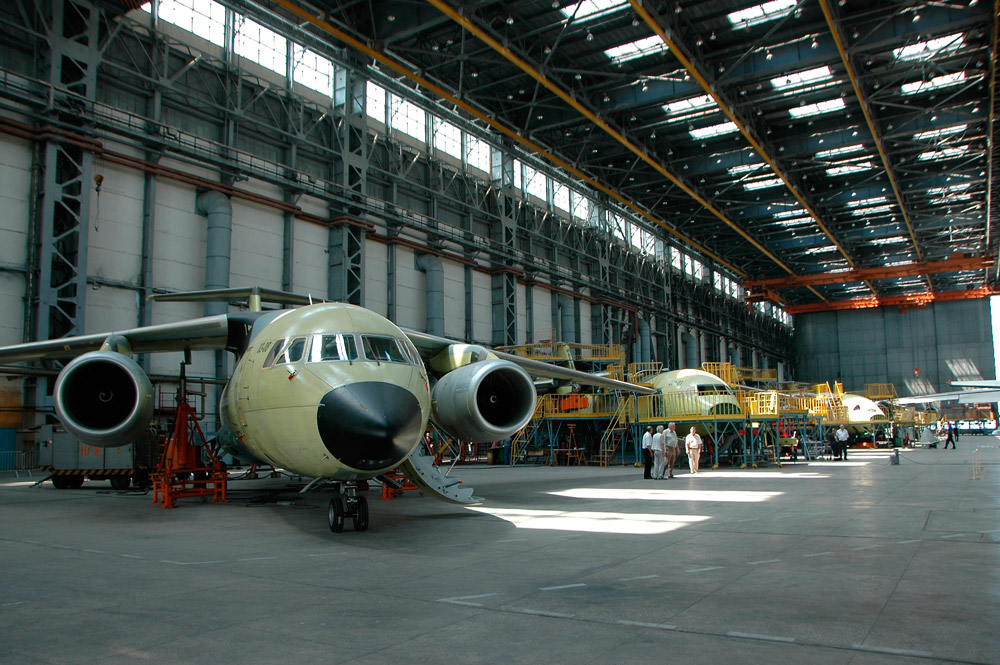 Ан-148 в цеху окончательной сборки "Антонова" в Киеве