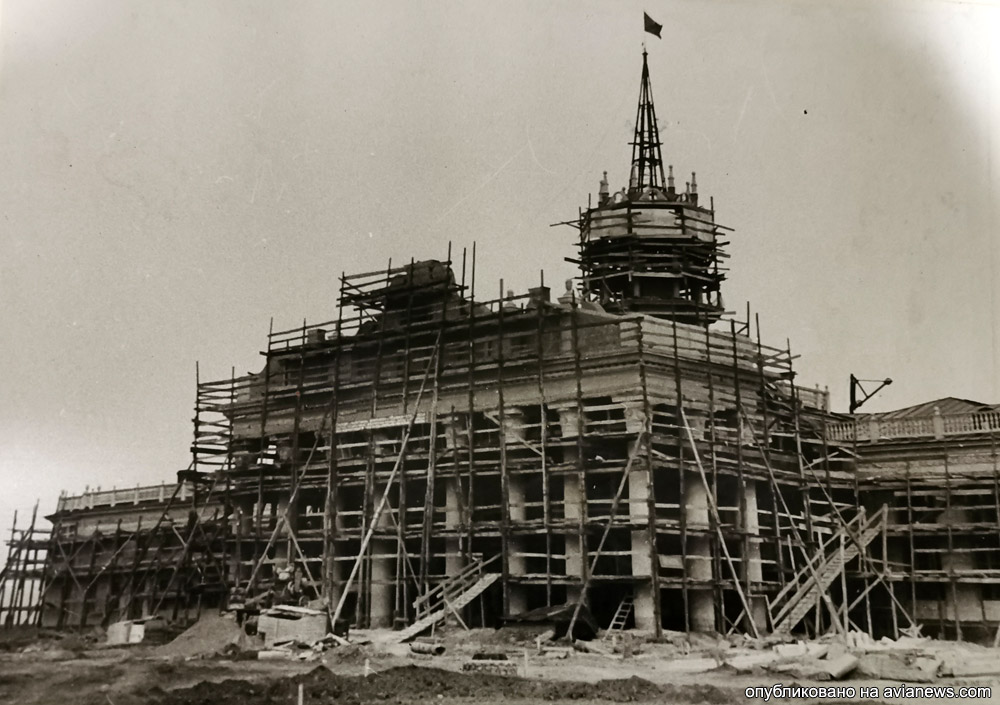 Строительство нового аэровокзала в аэропорту Харьков в 1953 году. Центральный вход
