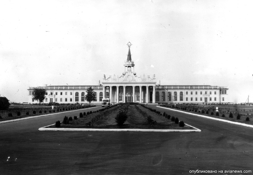 Новый аэровокзал в аэропорту Харьков в 1955 году. Вид со стороны привокзальной площади