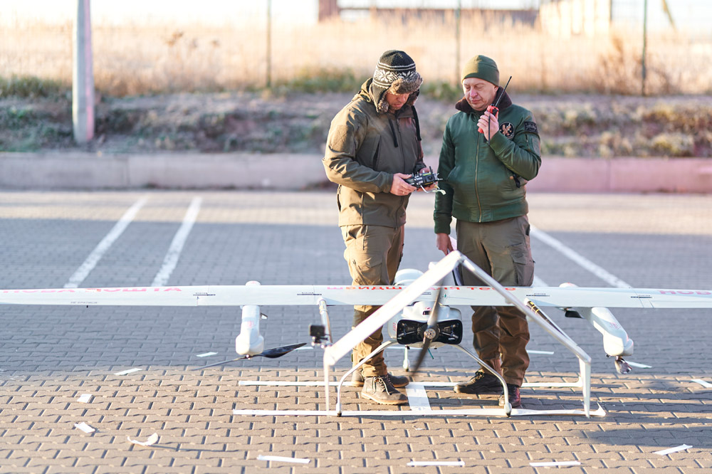 Операторы проверяют управление летательным аппаратом PD-2 перед вылетом из Киева во Львов