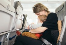 Пассажир с ребенком в самолете