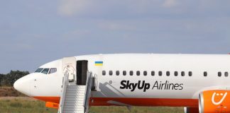 Boeing 737-800 SkyUp