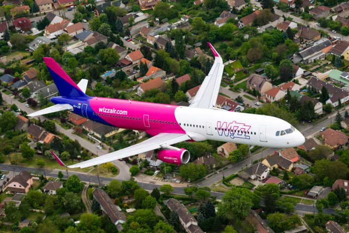 Airbus A321 Wizz Air в полете