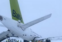 Самолет airBaltic после выкатки в снег в аэропорту Рига