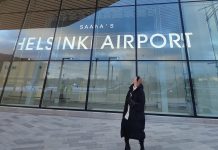 Табло на фасаде терминала аэропорта Хельсинки, на котором отображается, в честь кого в данный момент названо предприятие