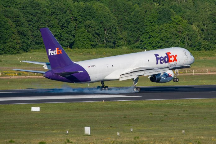 Грузовой Boeing 757-200F американской службы доставки FexEx
