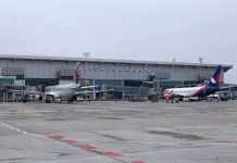 Самолеты Qatar Airways и Azur Air Ukraine у телетрапа в аэропорту Одесса