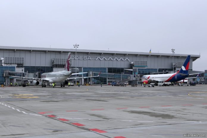 Самолеты Qatar Airways и Azur Air Ukraine у телетрапа в аэропорту Одесса