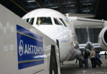 Тягач тянет самолет Антонов Ан-158