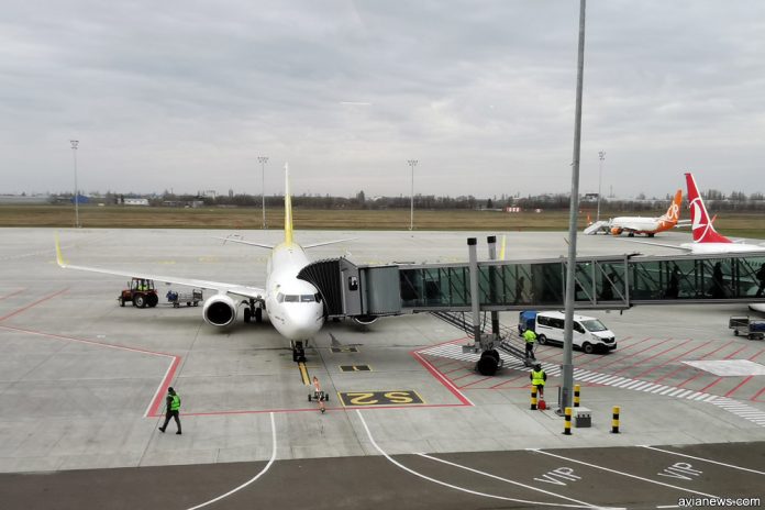 Boeing 737-800 Bees Airline у телетрапа