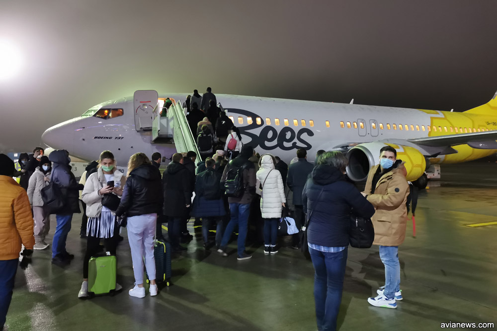 Посадка в самолет Bees Airline через обычный трап