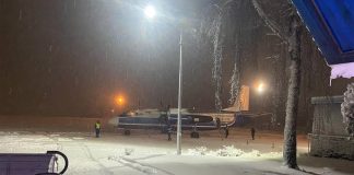 Ан-24 на заснеженном перроне аэропорта Черновцы