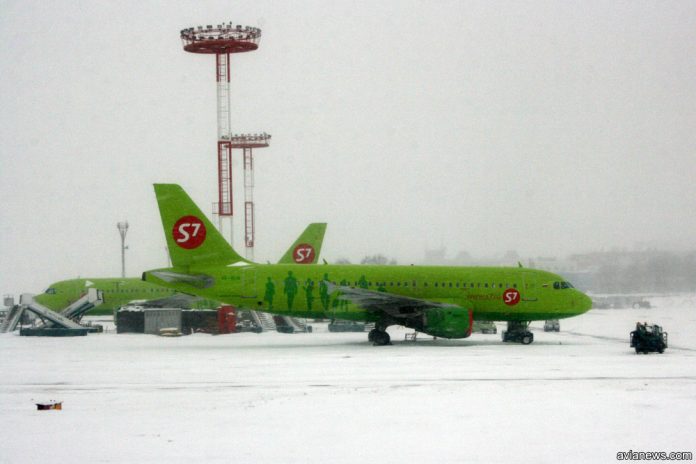 Самолеты S7 Airlines в снегу