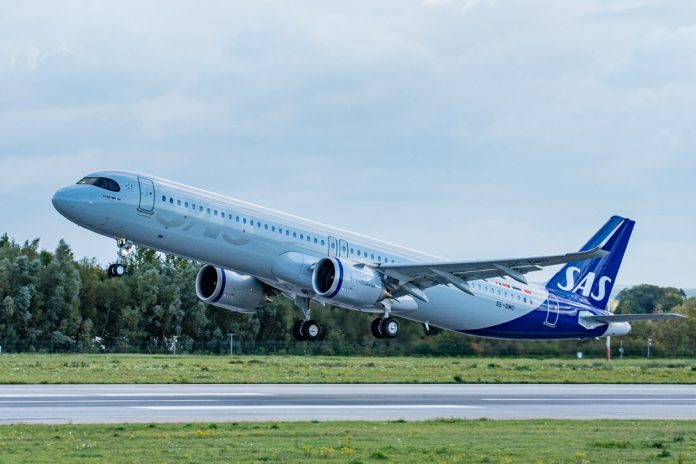 Взлет Airbus A321LR SAS Scandinavian Airlines