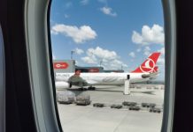 Вид из окна на самолеты Turkish Airlines