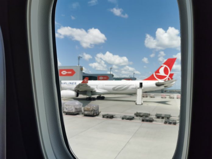 Вид из окна на самолеты Turkish Airlines