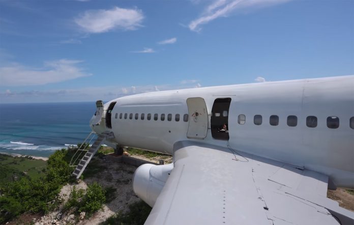 Boeing 737 на скале на острове Бали