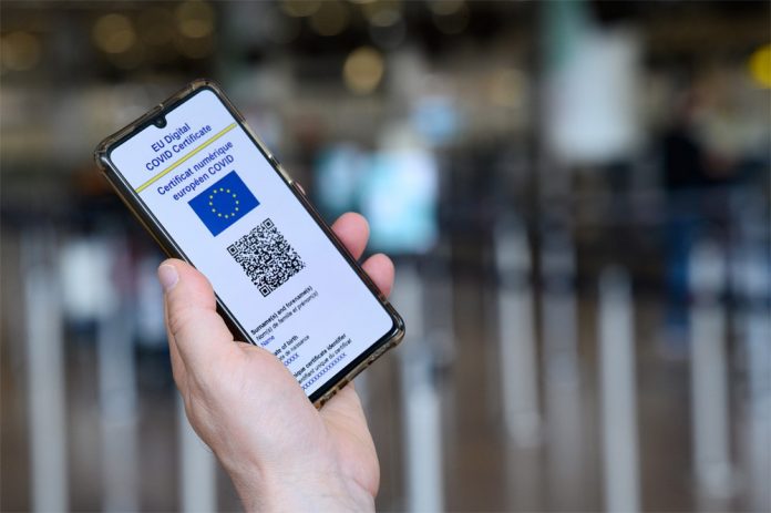 Пример COVID-сертификата европейского образца на мобильном телефоне