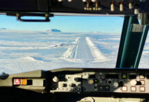 Вид из кабины пилотов Boeing 737 MAX 8 на ледяную взлетно-посадочную полосу в Антарктиде рядом с исследовательской станцией Тролль