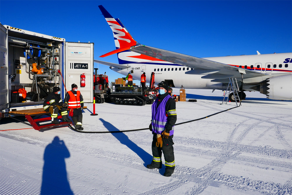 Заправка Boeing 737 MAX 8 на ледяном аэродроме в Антарктиде