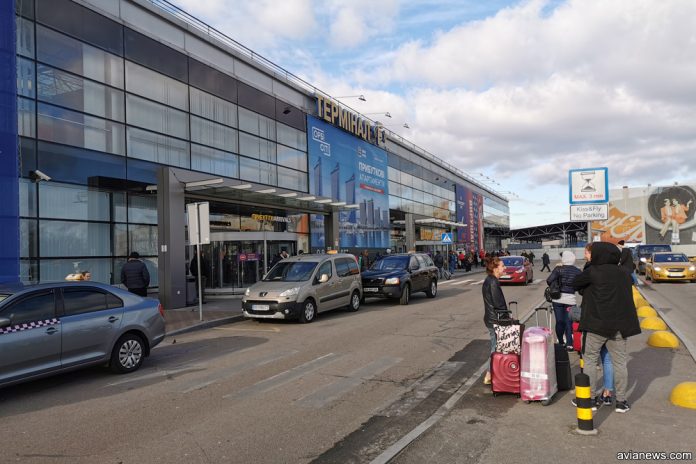 Терминал F в аэропорту Борисполь со стороны привокзальной площади