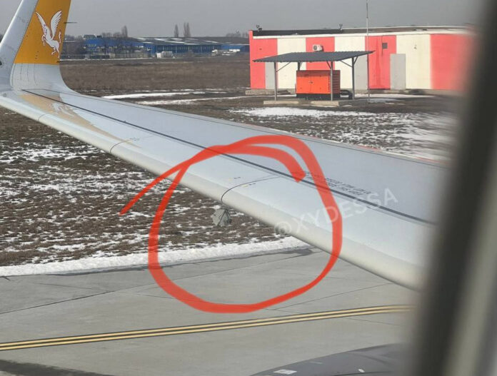 Открытая крышка топливного бака в Airbus A320neo Pegasus Airlines