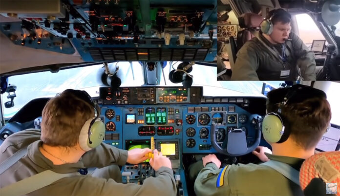 Новый молодой командир Ан-225 Юрий и второй пилот Евгений совершают полет из Линца в Гостомель