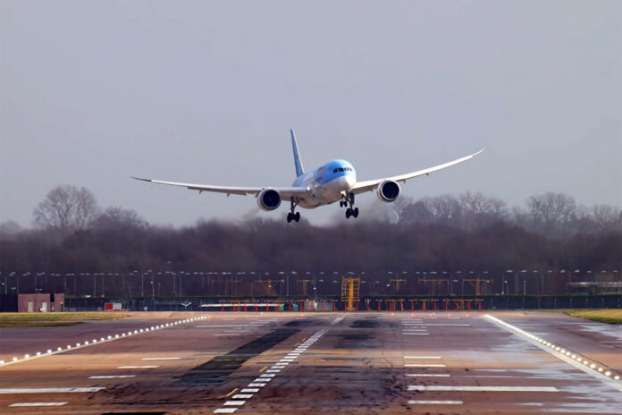 Самолет садится в аэропорту Гатвик в сильный боковой ветер