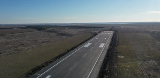 Взлетно-посадочная полоса аэропорта Херсон после реконструкции. Курс 03